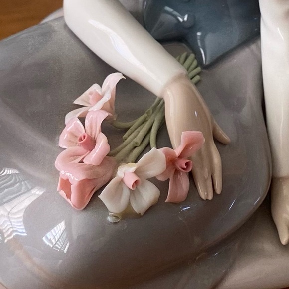 LLADRO "Nostalgia" Young Girl With Flowers Figurine Jovencita Pensativa #5071 - Picture 9 of 11